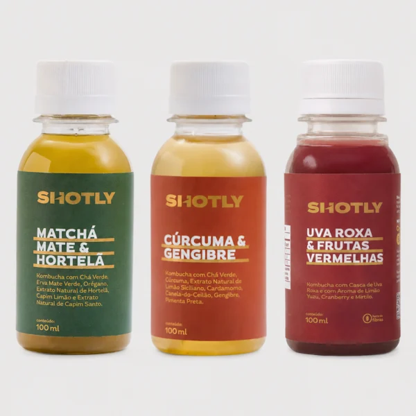 As três garrafas Shotly lado a lado: Matchá-Mate & Hortelã, Cúrcuma & Gengibre e Uva Roxa & Frutas Vermelhas